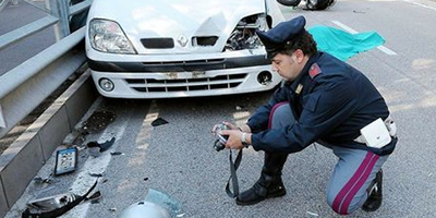 Agente della polizia stradale durante un intervento