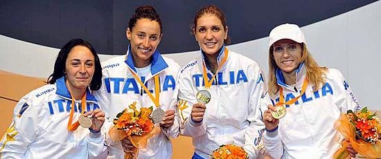 Ilaria Salvadori, Elisa Di Francisca, Arianna Errigo e Valentina Vezzali sul podio dei campionati del mondo 2011 di scherma  (Foto Bizzi)