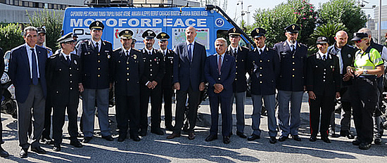 Il capo della Polizia Alessandro Pansa con alcuni membri dell'onlus Motoforpeace