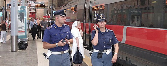 Agenti della polizia ferroviaria in stazione