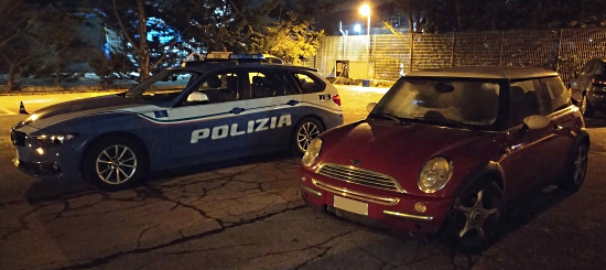 Polizia stradale e Mini rossa