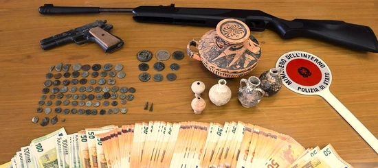 Caltanissetta: armi, droga e reperti archeologici in casa, un arresto