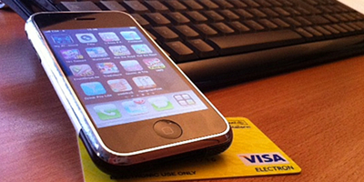 Uno smartphone e una carta di credito