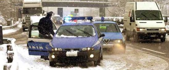 stradale impegnanta in controlli sulle autostrada emergenza neve