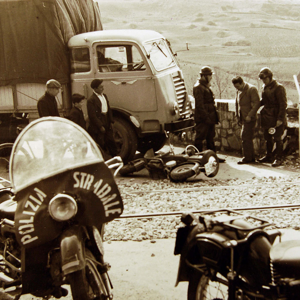 anni '50, incidente stradale tra una moto e un autocarro
