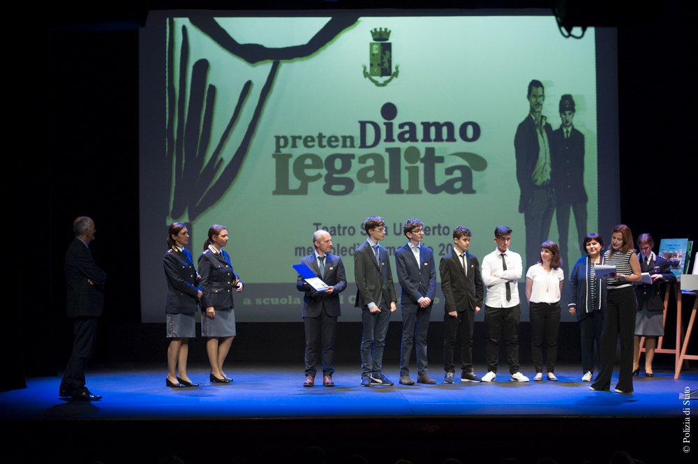 La cerimonia di premiazione della prima edizione del concorso “PretenDiamo Legalità, a scuola con il Commissario Mascherpa”, alla presenza del capo della Polizia Franco Gabrielli