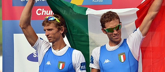 Martino Goretti, delle Fiamme oro, insieme a Elia Luini sul podio dei mondiali