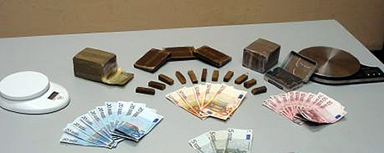 Hashish, bilancini di precisione e soldi sequestrati dalla polizia