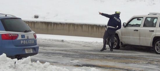 attività della polizia stradale durante l'emergenza neve