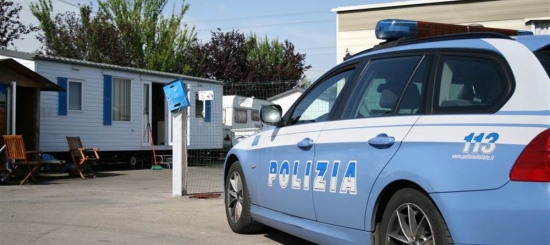 polizia dentro campo nomadi