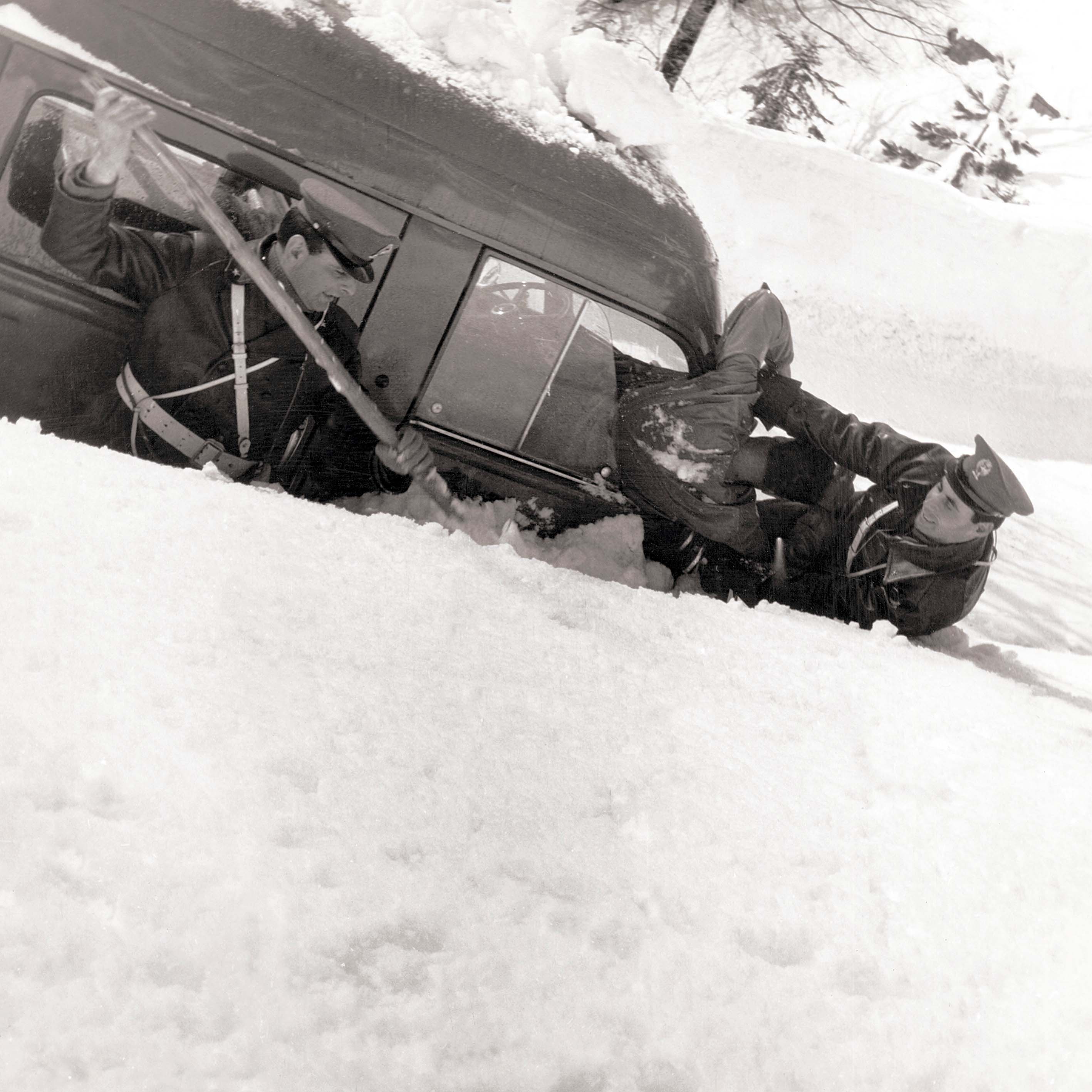 1970, operatori impegnati in servizio di assistenza alla popolazione isolata dalle forti nevicate