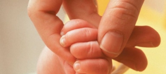 mani di neonato e adulto