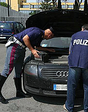 Agenti di polizia controllano un auto