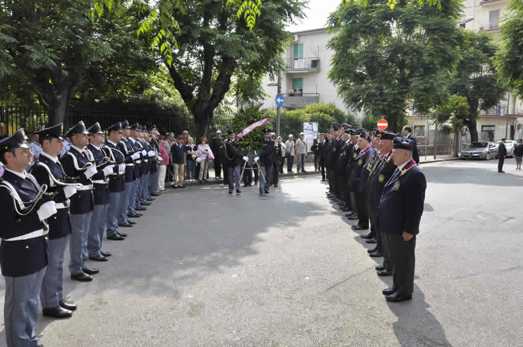 Deposizione della corona ai caduti della Polizia in piazza Caduti del terrorismo a Salerno