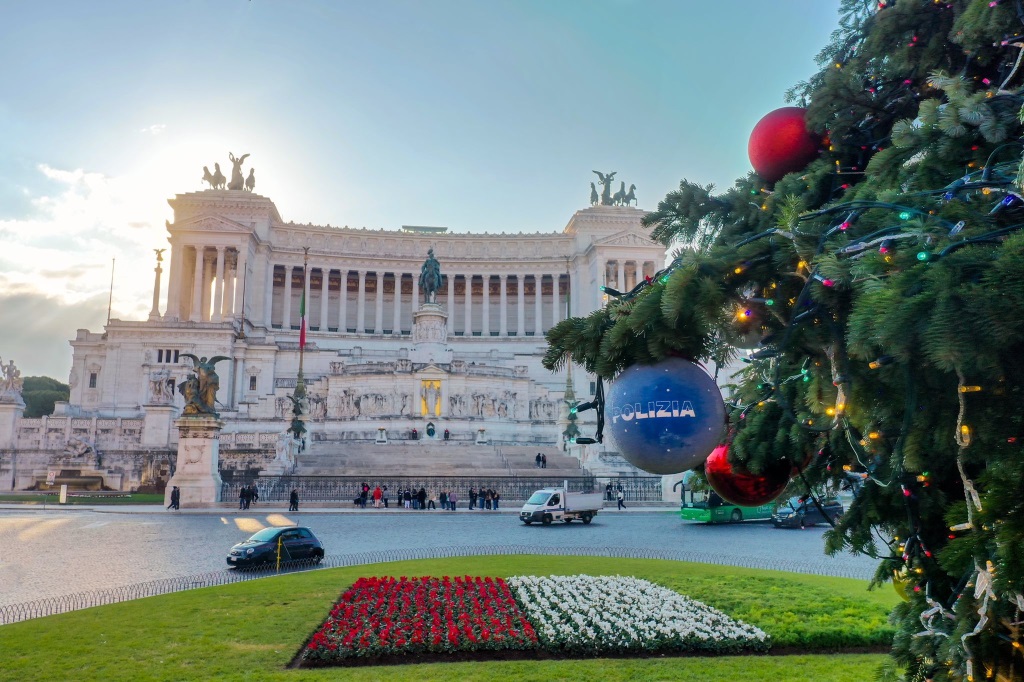 Gli alberi di Natale nelle città d’Italia con le decorazioni natalizie della Polizia di Stato: Roma