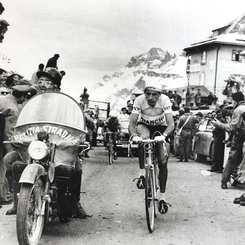 1953 - Passo Pordoi (Belluno) Giro d'Italia, Fausto Coppi transita secondo dietro Pasquale Fornara (in fuga Hugo Koblet)