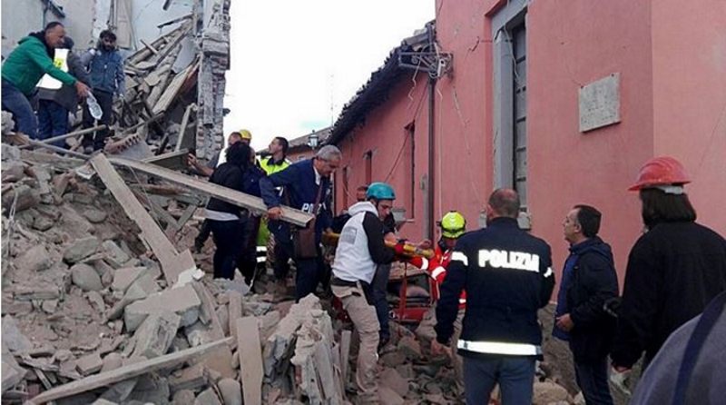 Agenti della Polizia di Stato all'opera durante i primi soccorsi sui luoghi del terremoto.