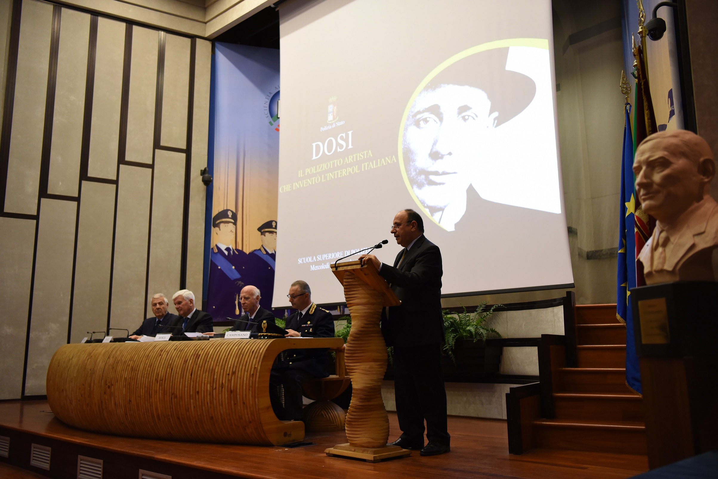 Enzo Calabria Direttore dell'Istituto Superiore di Poliza presenta l'iniziativa del libro su Dosi