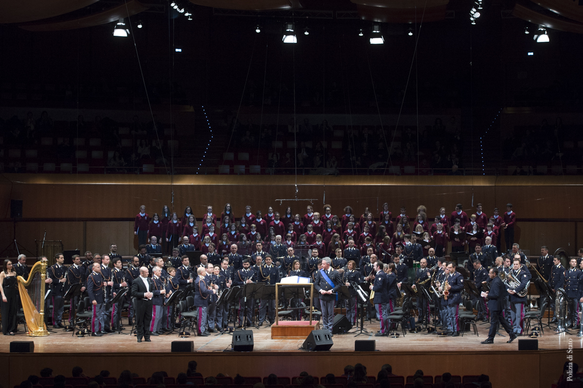 Panoramica del palco con la Banda Musicale della Polizia di Stato e il Coro delle voci bianche dell'Accademia Nazionale di Santa Cecilia