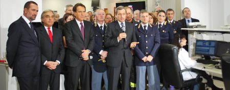 Il capo della polizia per gli auguri del 2010 nella sala operativa della questura di Palermo