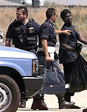 Immigrati accompagnati dalla polizia