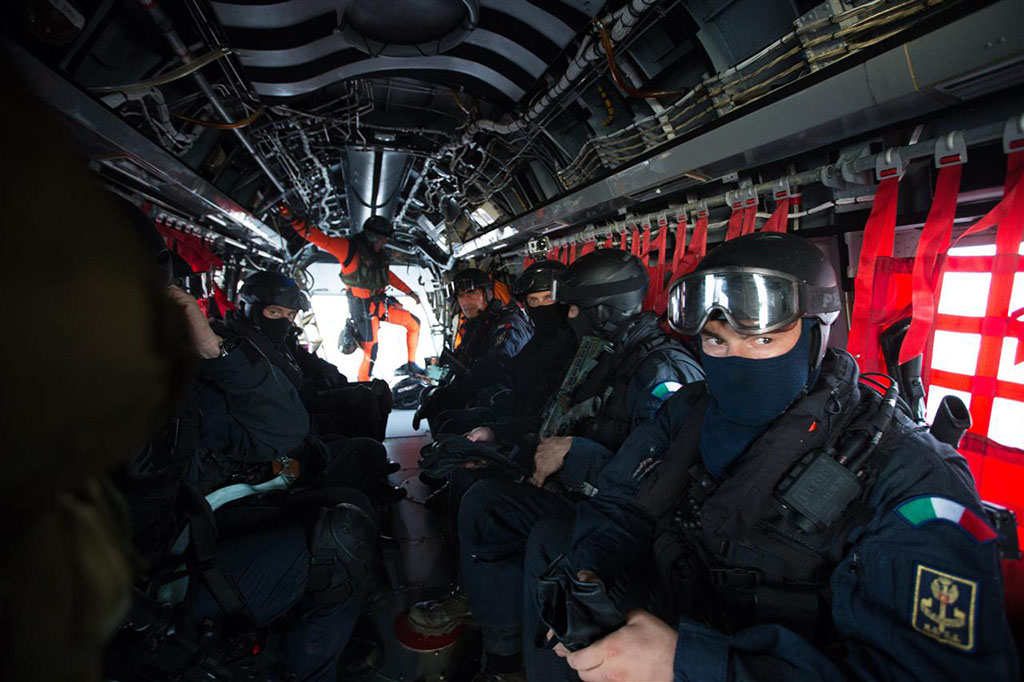 Gli agenti del Nocs a bordo dell'elicottero, prima dell'abbordaggio. (Foto Sestini)