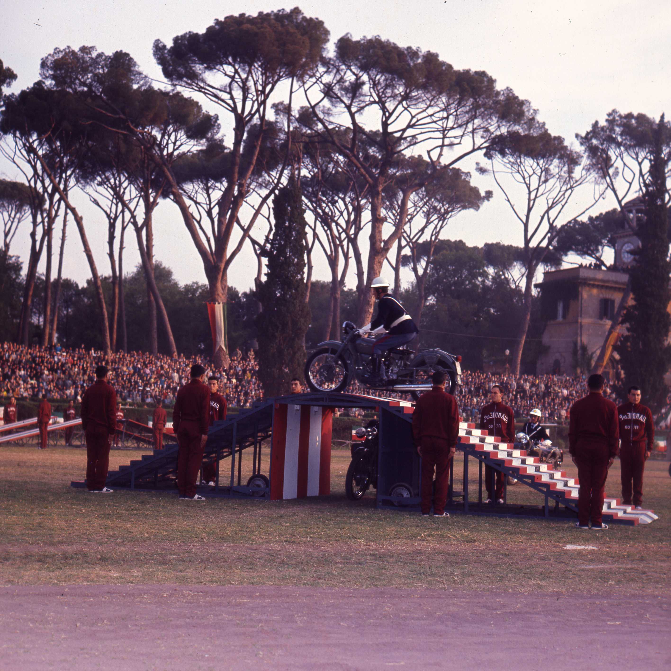 L'esibizione degli specialisti della Polizia stradale nel 1965