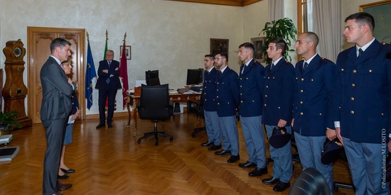 il capo della Polizia consegna gli alamari agli allievi agenti