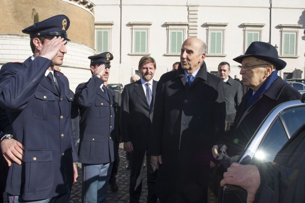 Il presidente della Repubblica Giorgio Napolitano con il capo della Polizia Alessandro Pansa in occasione della partenza del tour 