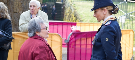 Poliziotta e donna anziana