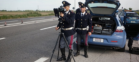 Polizia stradale durante un controllo