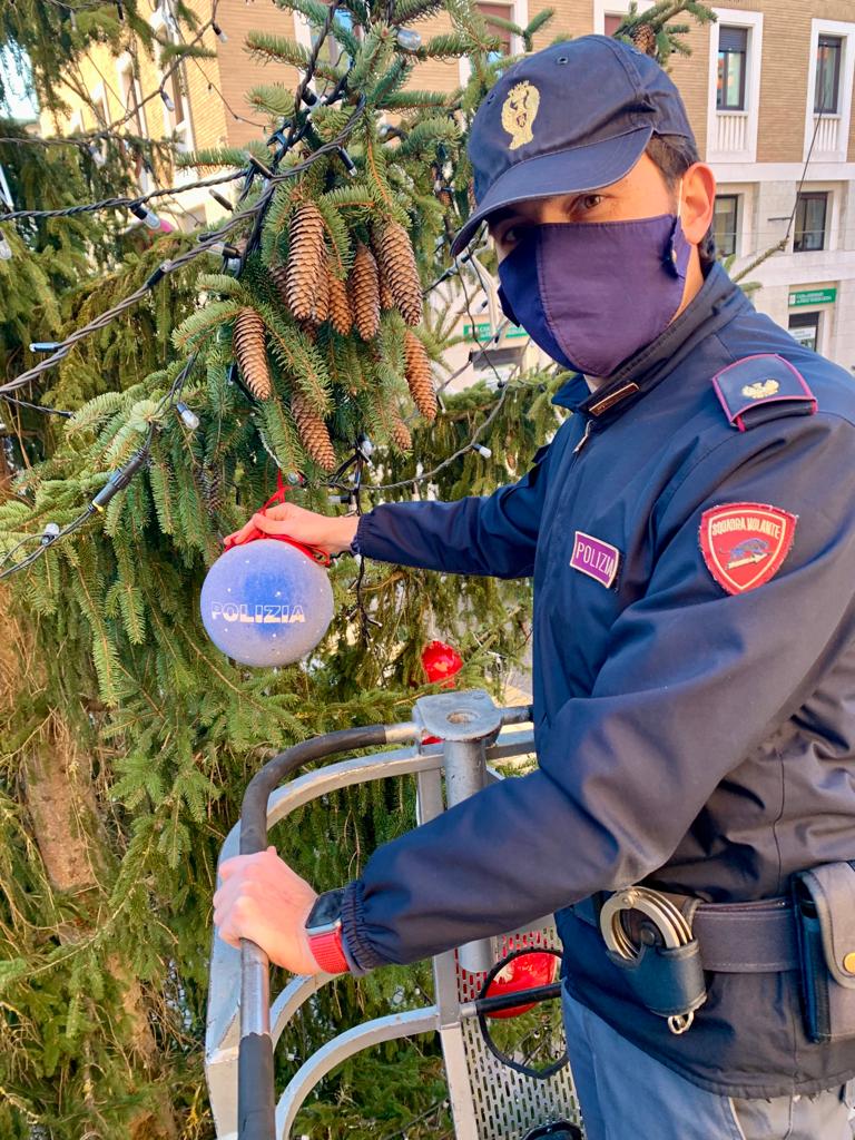 Gli alberi di Natale nelle città d’Italia con le decorazioni natalizie della Polizia di Stato: Udine