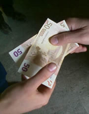 due mani che si scambiano banconote da 50 euro