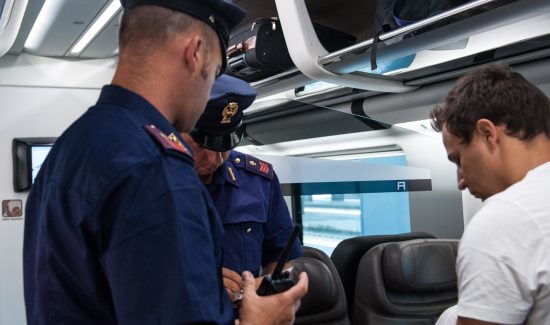 controllo della ferroviaria a bordo di un treno