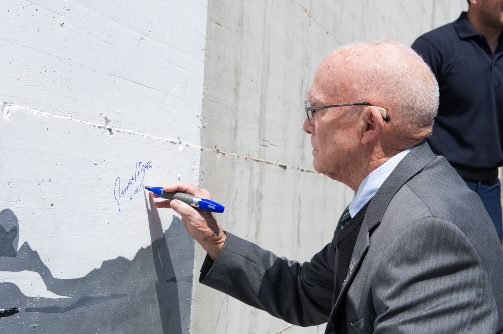 L'ex generale Dozier mentre firma il murales.