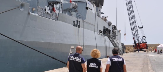 La nave tedesca che ha intercettato barcone di migranti
