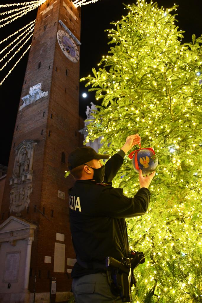 Gli alberi di Natale nelle città d’Italia con le decorazioni natalizie della Polizia di Stato: Vicenza