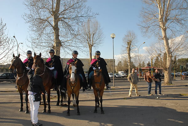 Poliziotti a cavallo fuori il Teatro