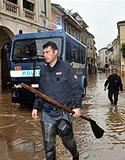 Uomini e mezzi della Polizia di Stato durante i soccorsi a Vicenza
