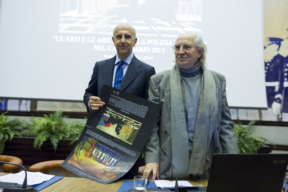 Il capo della Polizia Alessandro Pansa e il premio Oscar Vittorio Storaro alla presentazione del calendario 2015 della Polizia di Stato