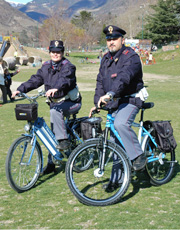 Due poliziotti di quartiere in bicicletta