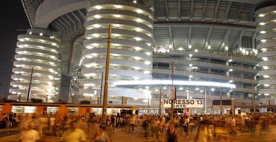Lo stadio di San Siro a Milano di notte