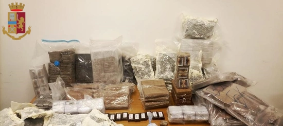 Roma: arrestato aveva 100 chili di droga in casa