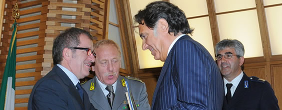 Il ministro Maroni e il prefetto Manganelli durante la cerimonia
