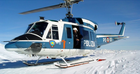 elicottero posato sulla neve