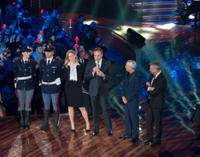 Giorgio Panariello con Massimo Ghini , Maurizio Masciopinto, Maria Luisa Pellizzari e due operatori della polizia stradale 