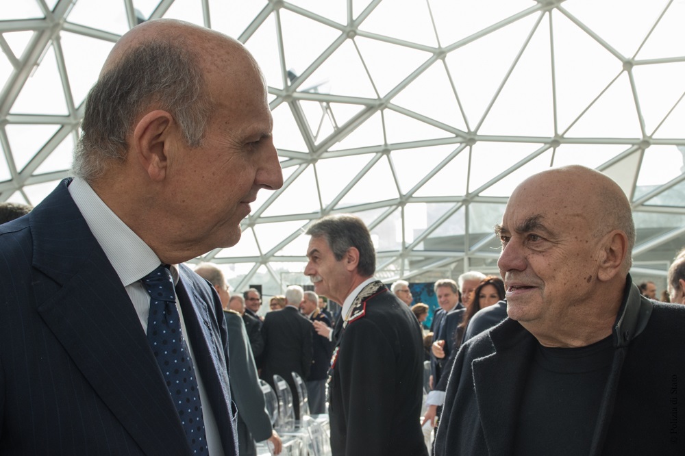 Un momento della presentazione con il saluto tra il capo della Polizia Alessandro Pansa e l'architetto Massimiliano Fuksas 