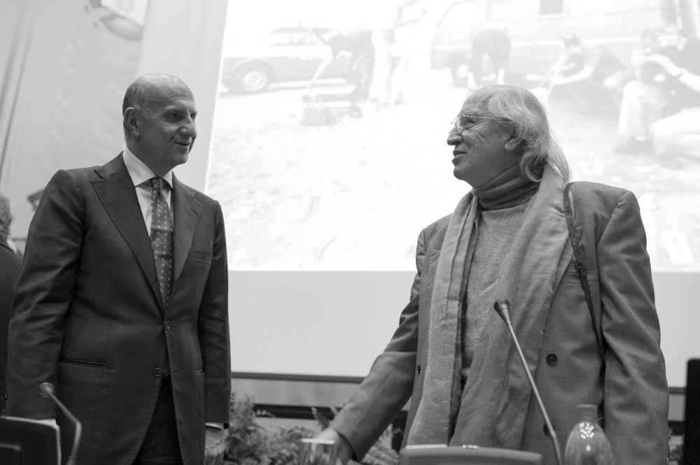 Da sinistra il prefetto Alessandro Pansa e Vittorio Storaro alla presentazione il calendario 2015 della Polizia di Stato