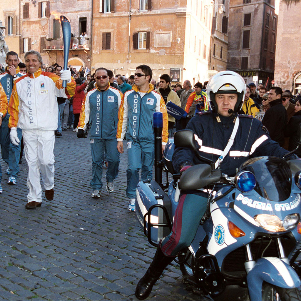 2006 - Roma, scorta alla Fiamma Olimpica con l'ex pugile Nino Benvenuti in piazza della Minerva