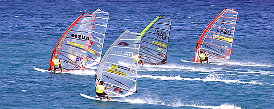 Una regata di windsurf